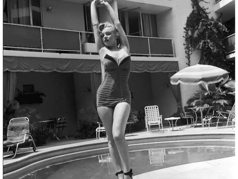 Marilyn Monroe at the Beverly Carlton Hotel (1951)