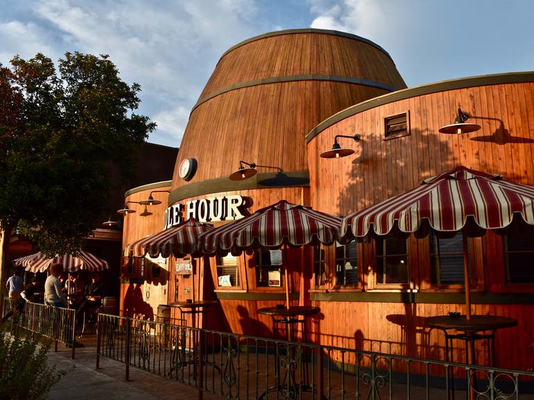 Exterior of the Idle Hour bar in North Hollywood