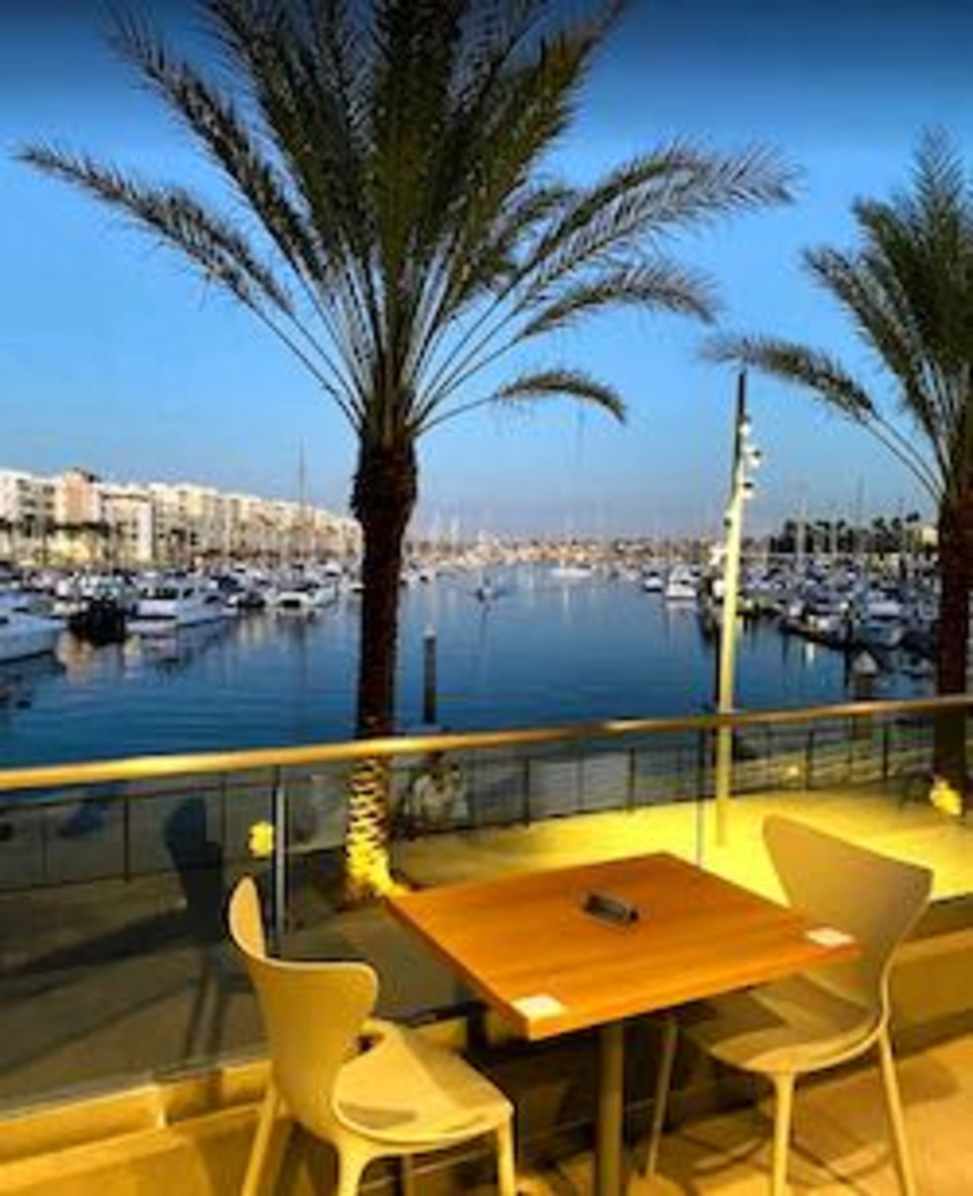 Brizo Bar & Restaurant