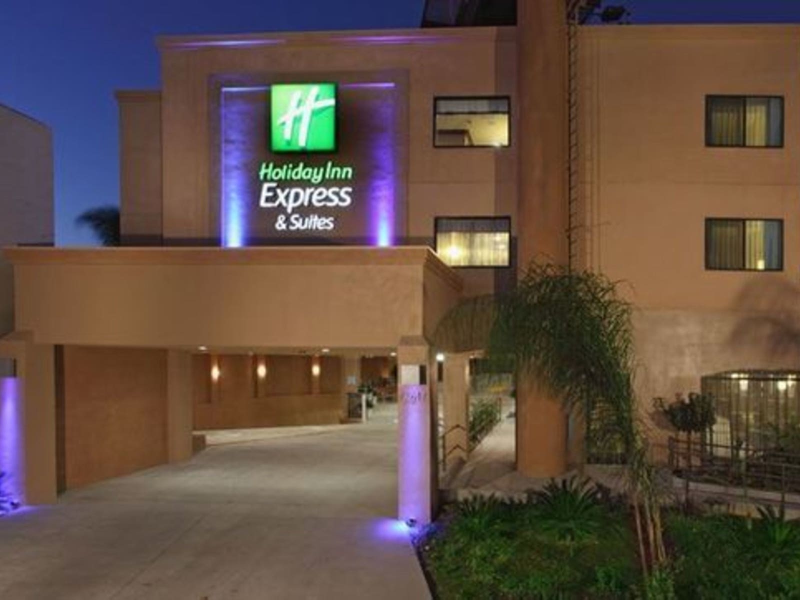 Holiday Inn Express & Suites Woodland Hills
