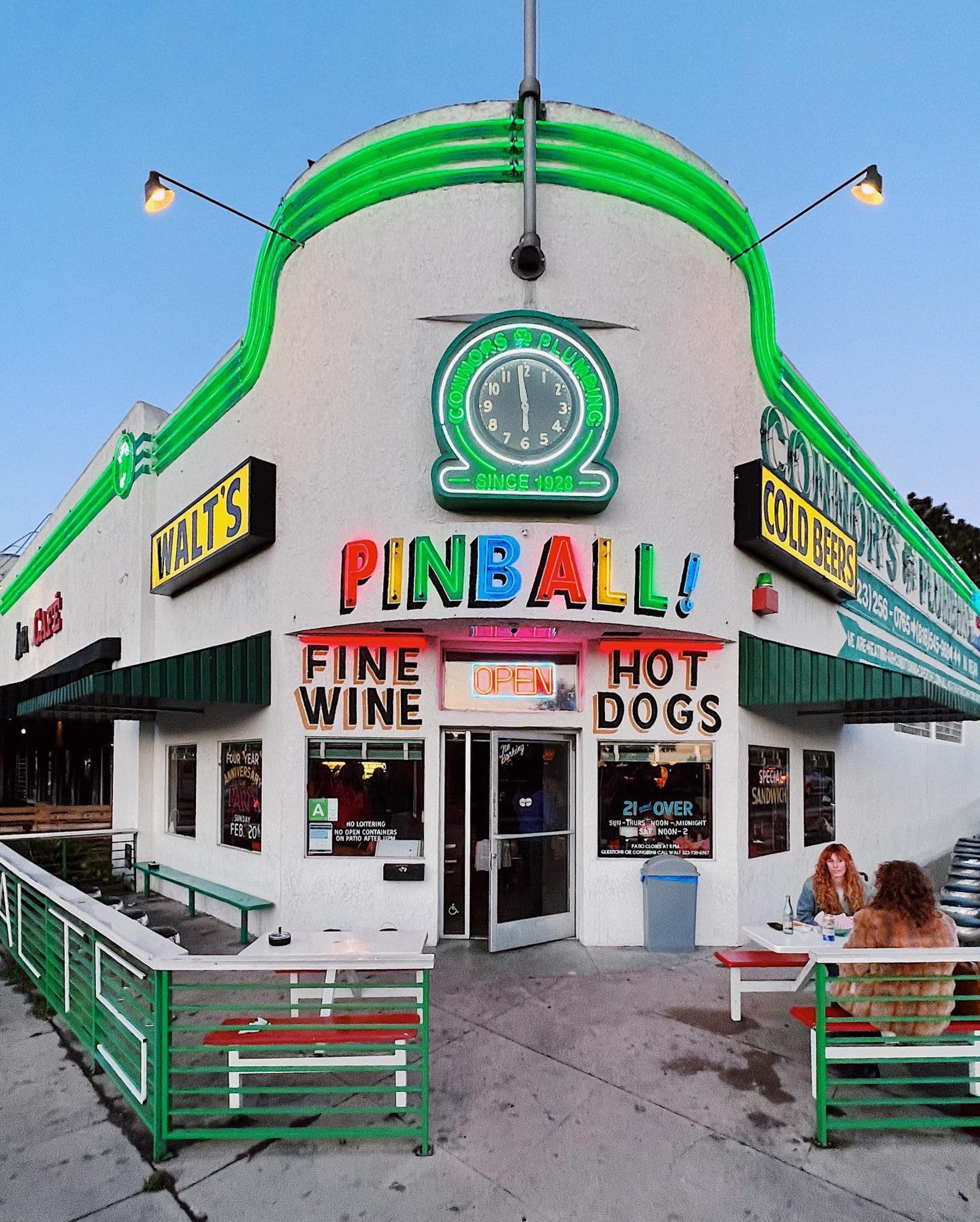 Walt's Bar Discover Los Angeles
