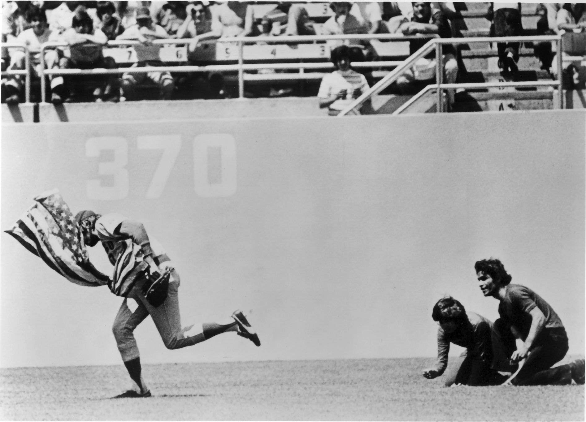 Rick Monday saves the American flag from two protesters