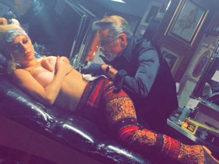 Mark Mahoney realiza un tatuaje del retrato de David Bowie en Lady Gaga