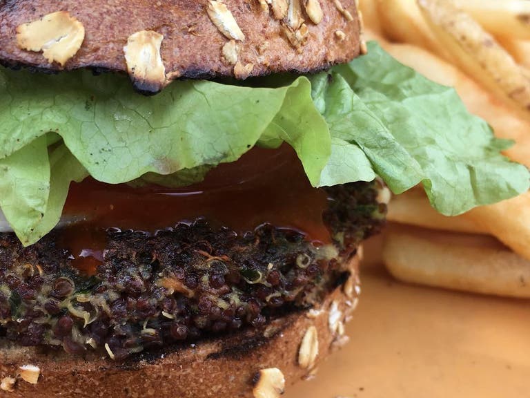 Veggie Burger at Swingers Diner on Beverly | Photo: @luca_sacco, Instagram