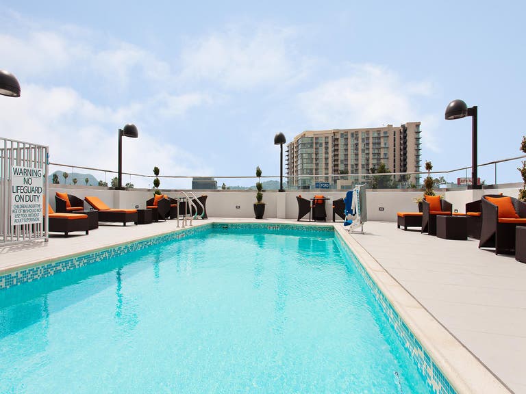 Rooftop pool at Holiday Inn Express North Hollywood - Burbank Area