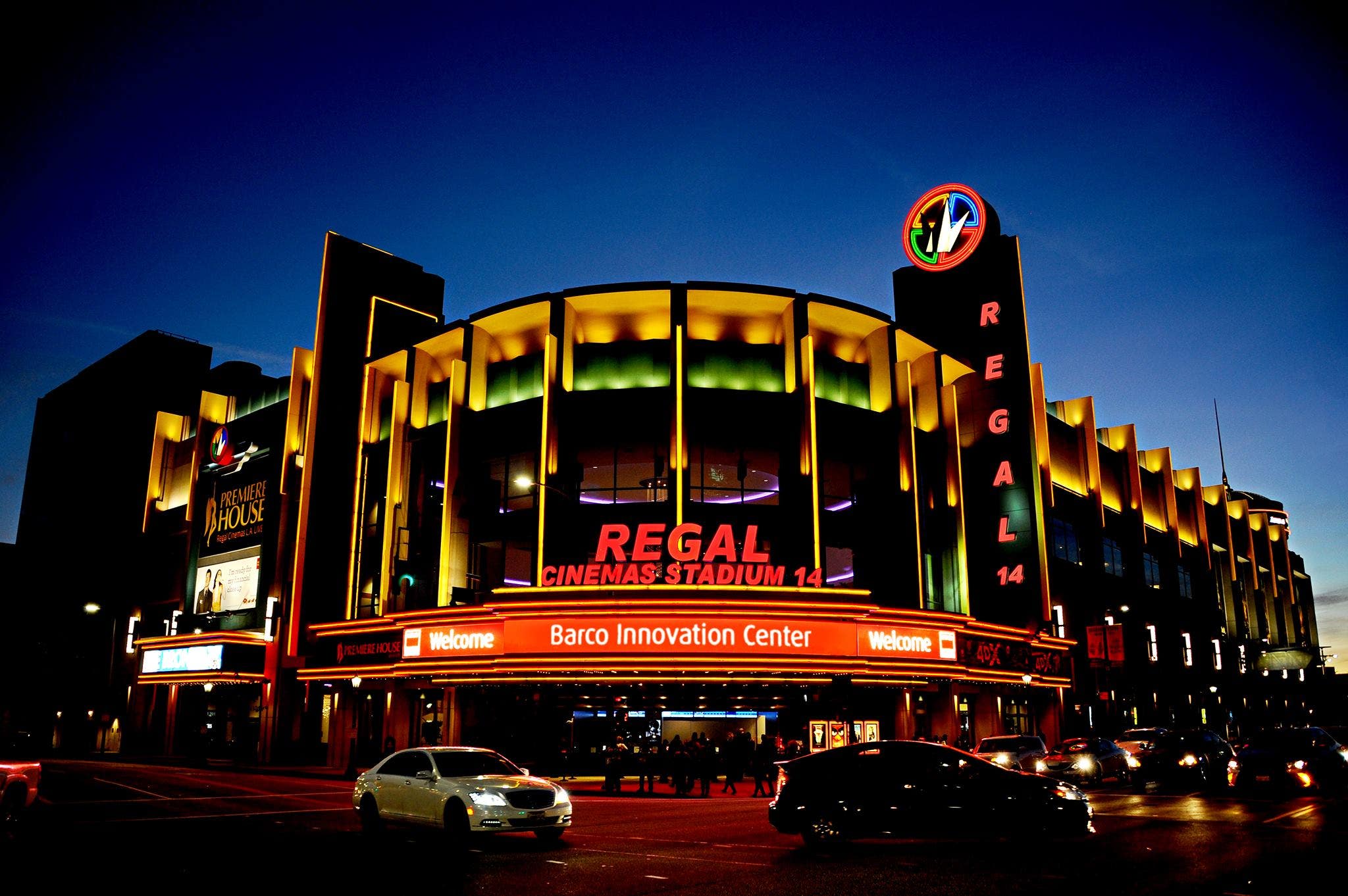 regal-cinemas-la-live-night