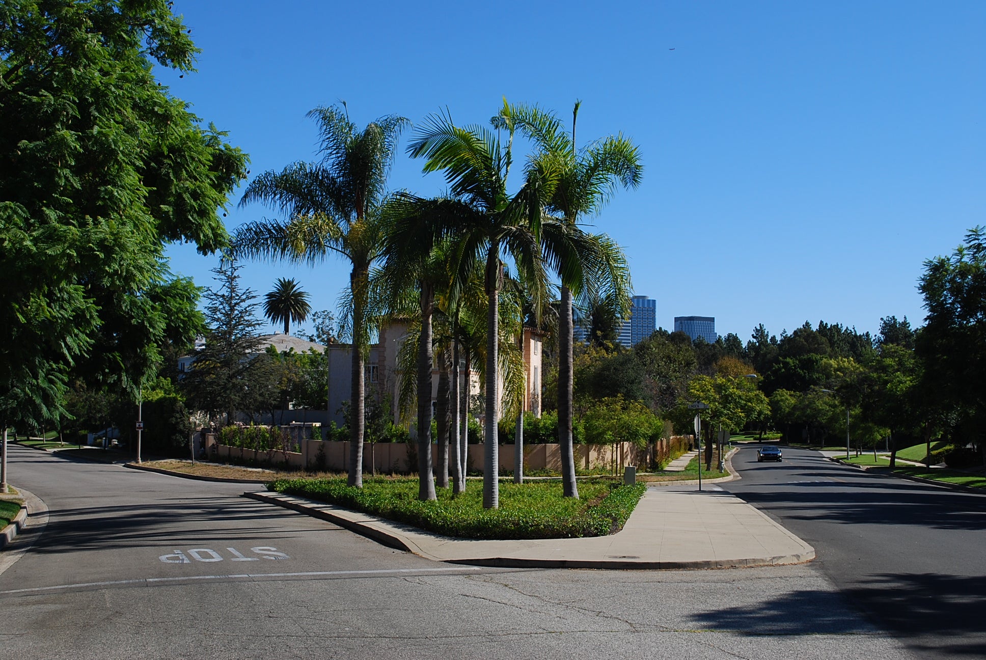 Beverly Hills Bermuda Triangle | Photo: Dearly Departed Tours