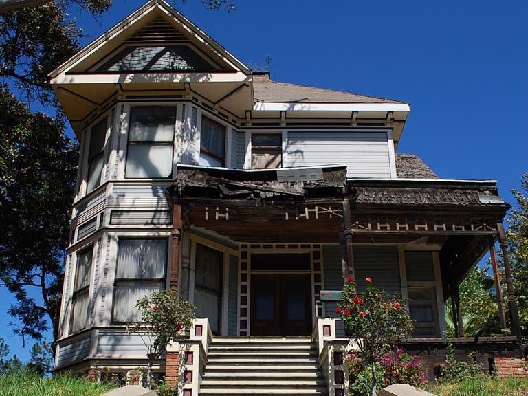 Sanders House aka the "Thriller" House | Photo: Dearly Departed Tours