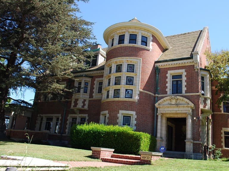 Rosenheim Mansion aka the American Horror Story House | Photo: Dearly Departed Tours