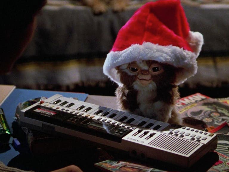 Gizmo wears a Santa hat in "Gremlins" (1984) 