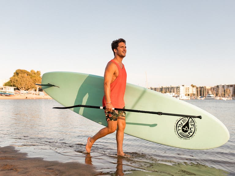Diego Boneta a  practicar Paddleboard con Pro SUP Shop