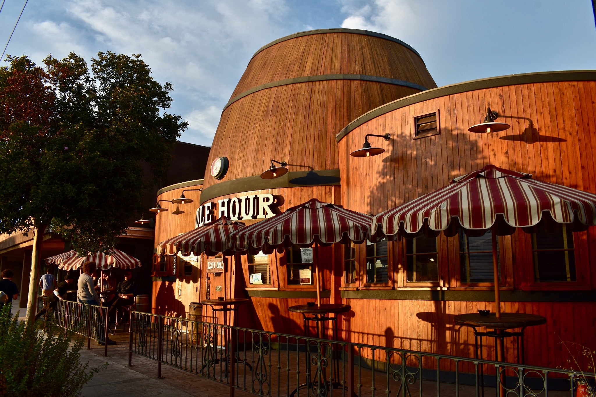 Exterior of the Idle Hour bar in North Hollywood