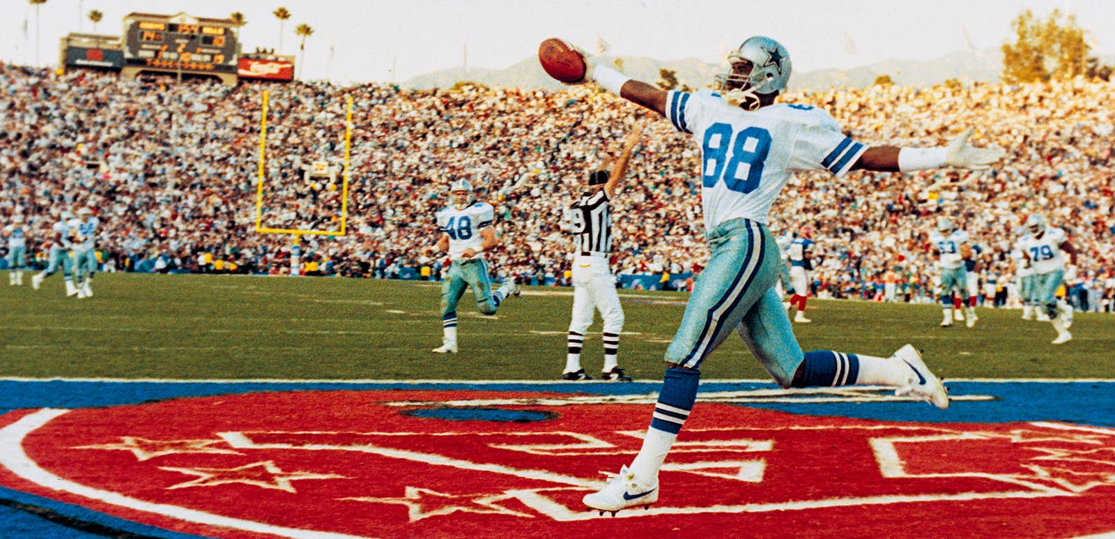 Michael Irvin scores a touchdown in Super Bowl XXVII at Rose Bowl Stadium