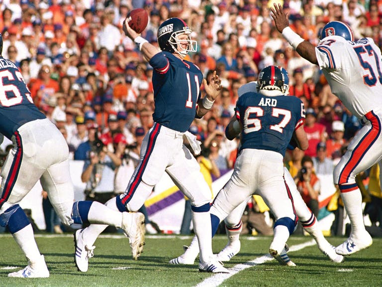Phil Simms throws a pass in Super Bowl XXI at Rose Bowl Stadium