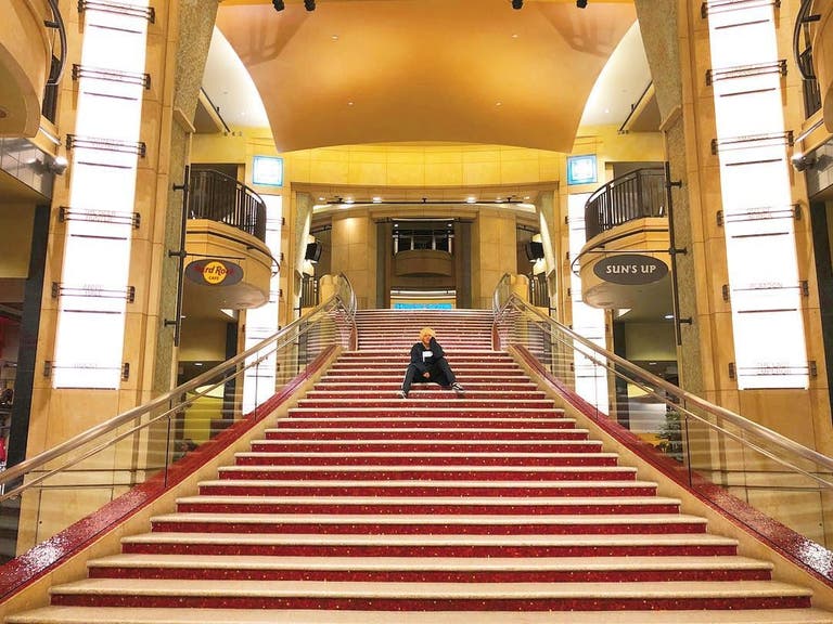 Red carpet staircase to the entrance of the world famous Dolby Theatre | Instagram by @shunchi_033