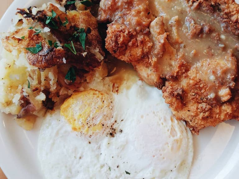 Fried chicken and eggs at Cindy's | Instagram by @cristinacine__