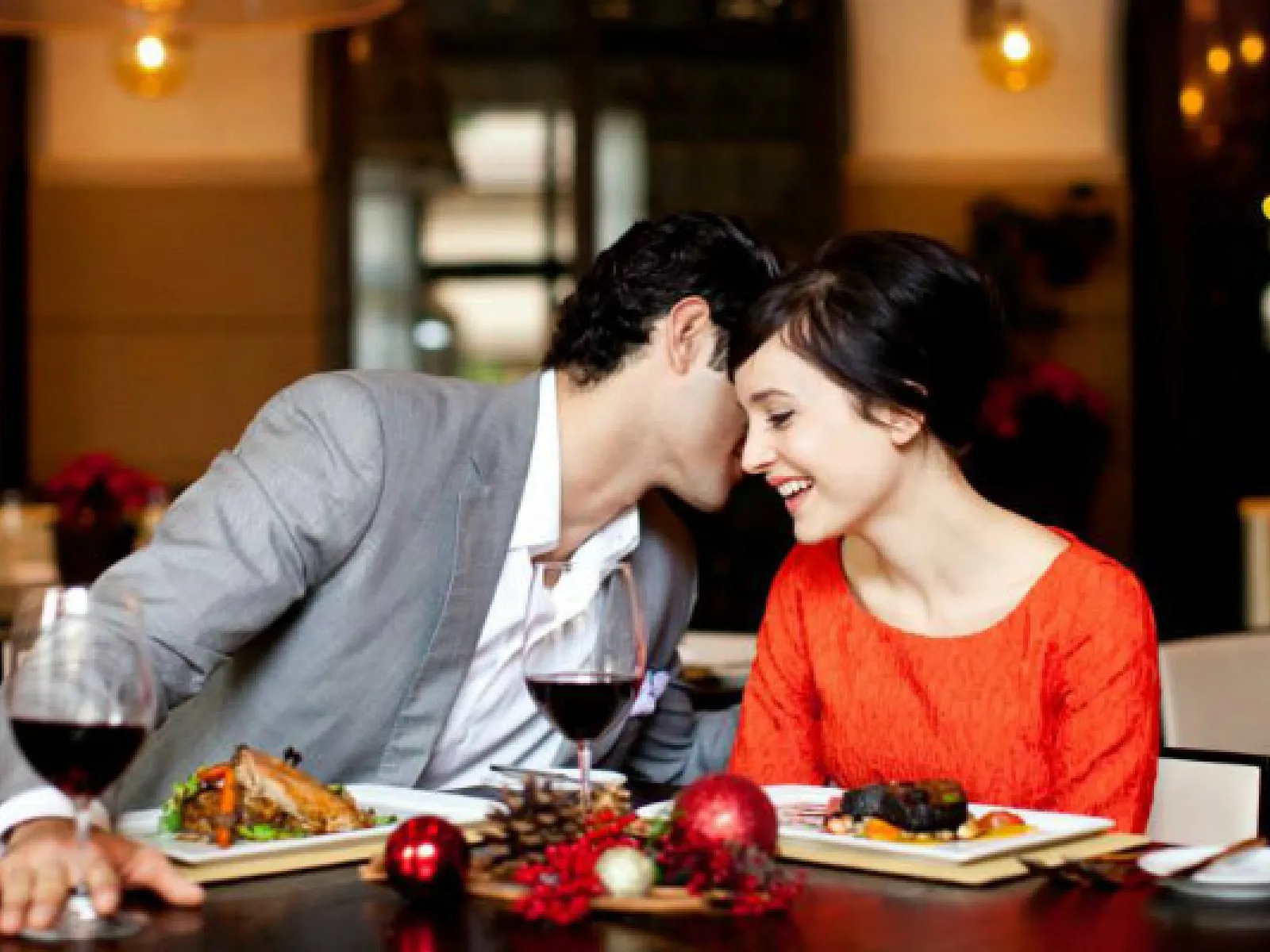 Ужин лишний. Романтический ужин. Романтический ужин в ресторане. ПП романтический ужин для двоих. Романтик в ресторане взрослая пара.