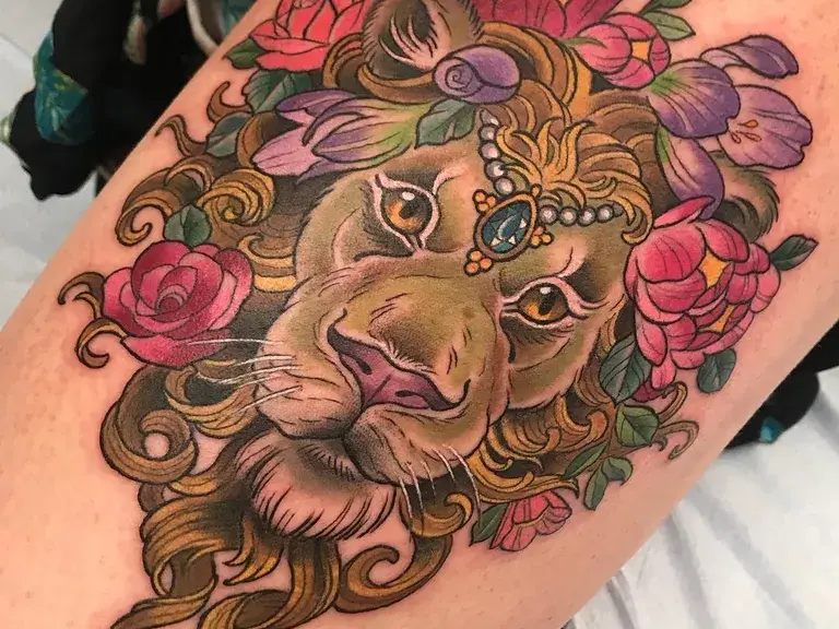 Lion with flowers por Kim Saigh en Memoir Tattoo
