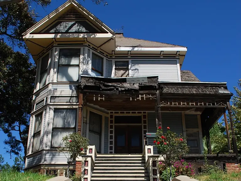 Sanders House aka the "Thriller" House | Photo: Dearly Departed Tours