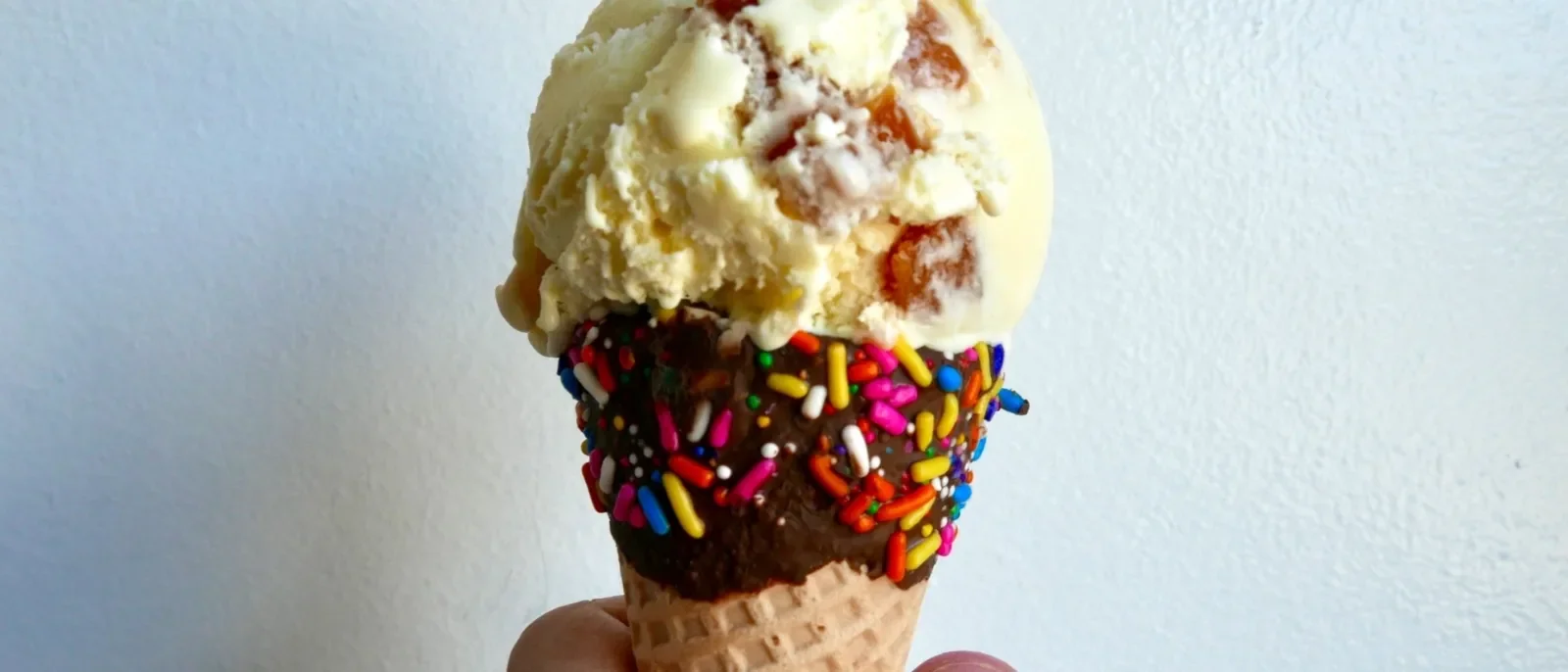 Cono de Peaches & Cream Sugar en Small Batch Ice Cream