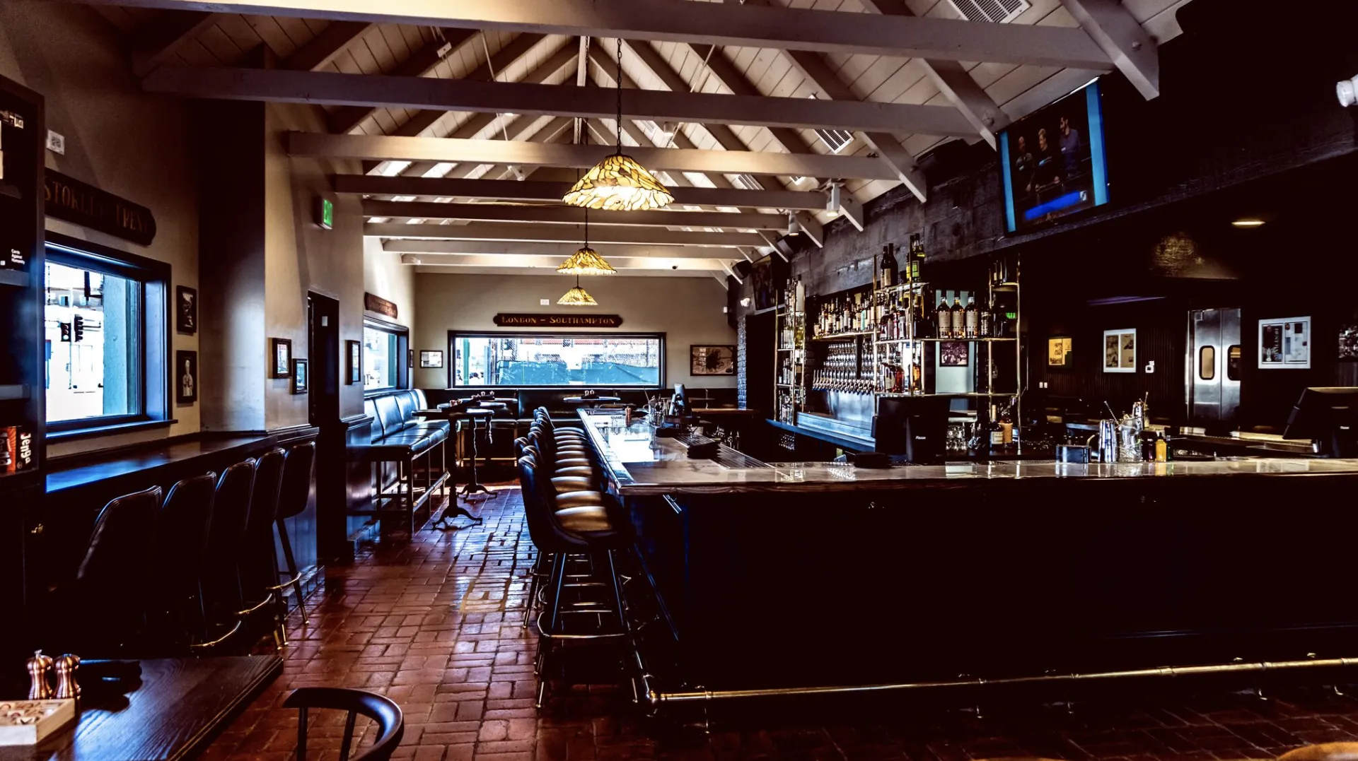 The bar at Brennan's in Marina del Rey
