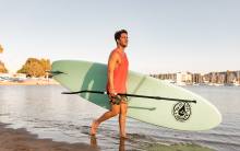 Diego Boneta a  practicar Paddleboard con Pro SUP Shop