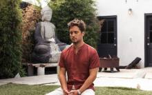 Diego Boneta en una sesión de meditación en Ceremony Meditation